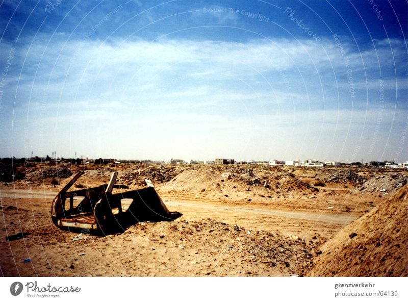 Auto im Wüstensand Farbfoto Außenaufnahme Menschenleer Sand PKW Rost Armut Schrott Nouakchott Afrika Mauretanien Sahara Müllhalde Müllentsorgung