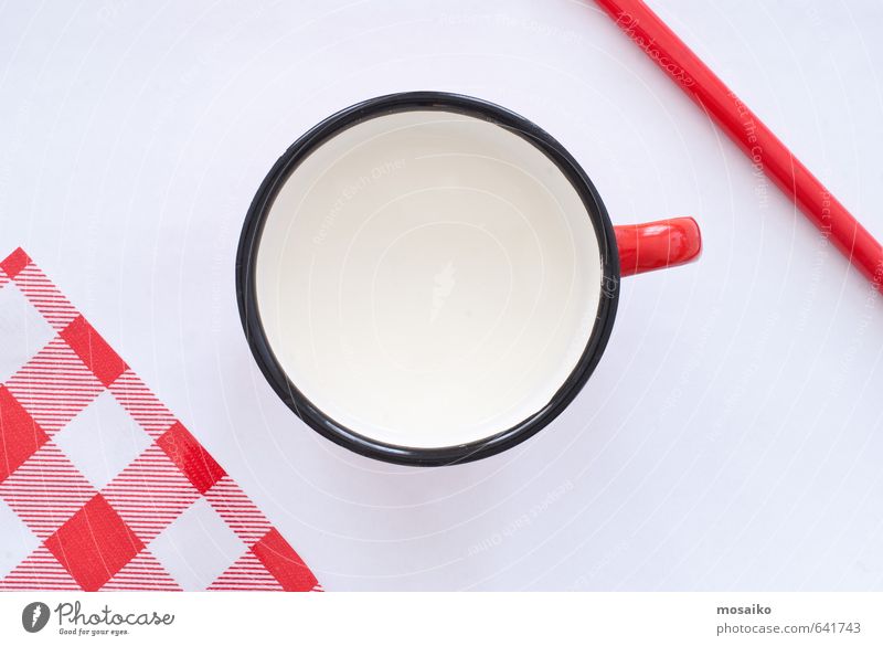 Tasse Milch Ernährung Frühstück Topf Becher Design Tisch Küche Kind Kindheit einfach Sauberkeit rot schwarz weiß Gelassenheit Tradition Hintergrund kariert