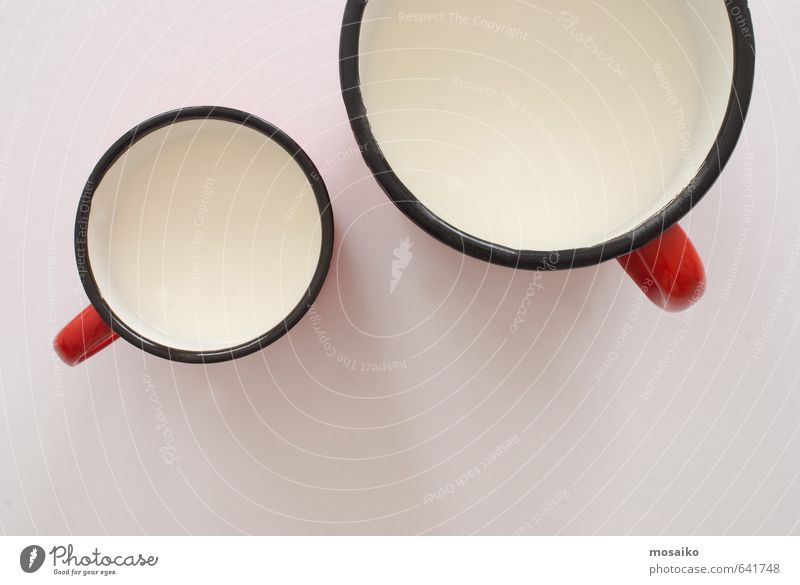 Tasse Milch Ernährung Frühstück Design Tisch Küche Kind Kindheit einfach natürlich Sauberkeit rot schwarz weiß Farbe Hintergrund kreisen übersichtlich kalt
