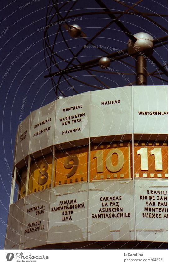 die Zeit läuft... Weltzeituhr Kunst Uhr Ziffern & Zahlen rund Alexanderplatz Außenaufnahme Berlin blau Himmel DDR