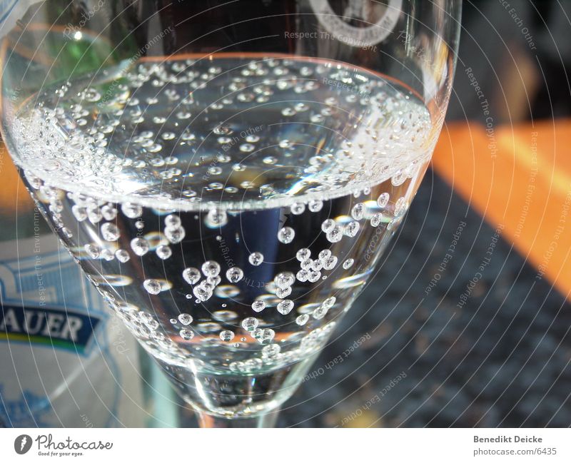 Perlen im Wasser Mineralwasser Café trinken Tisch Getränk Ernährung Glas