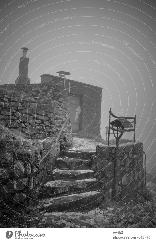 Der Weg zum Gipfel Umwelt Natur Winter Klima Wetter Nebel Mauer Wand Treppe Schornstein Treppengeländer trist diffus geheimnisvoll Textfreiraum Vignettierung