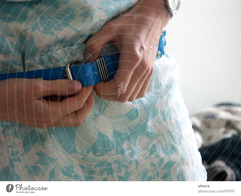 Morgenschönheit (2) Kleid anziehen Gürtel Hand dünn Frau Schnalle fein Finger blau lasche Mode