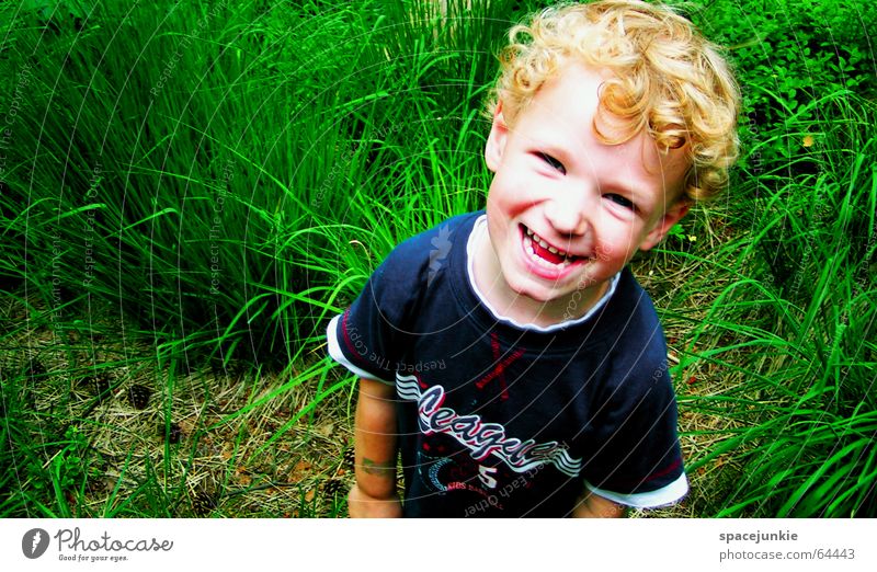 Justus Kind Kleinkind Spielplatz Gras grün frech Natur Freude Junge Schulkind Wildtier blau