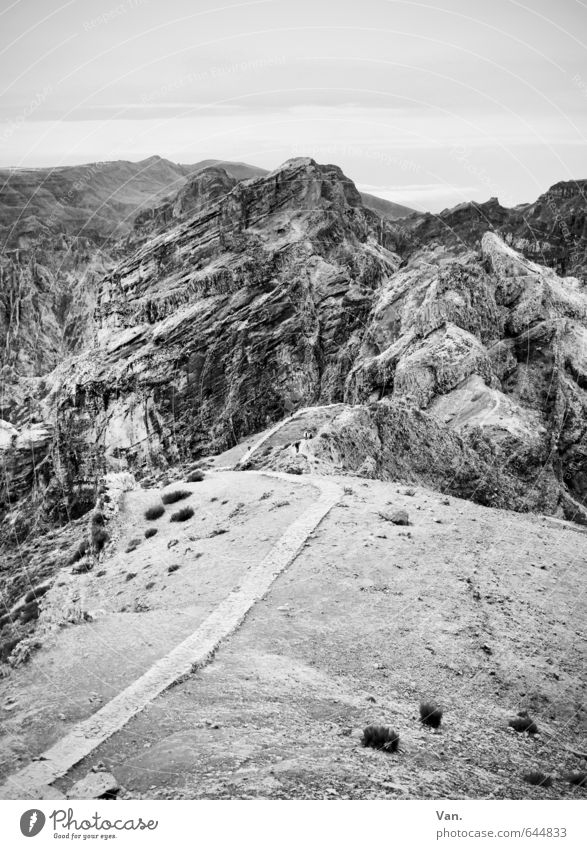 oben Berge u. Gebirge wandern Natur Landschaft Himmel Sträucher Felsen Gipfel ruhig Schwarzweißfoto Außenaufnahme Menschenleer Textfreiraum oben Tag