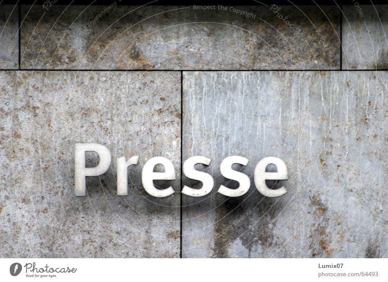 Presse Farbfoto Außenaufnahme Printmedien Stein Metall Schriftzeichen Reinheit Steinwand Buchstaben