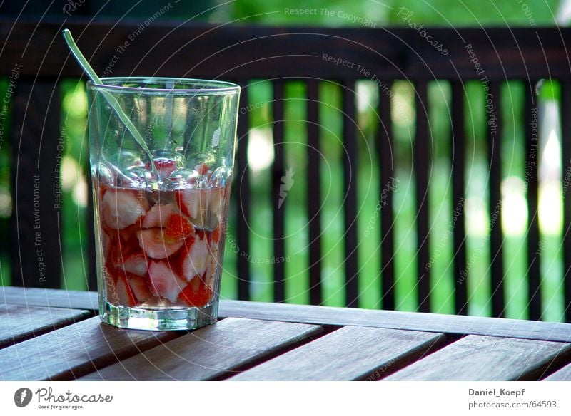 Strawberry punch Getränk Bowle Pause Erfrischung Löffel Sommer rot Holz Gartenstuhl Tisch Gartentisch Erdbeeren Glas Erholung Alkohol ikea