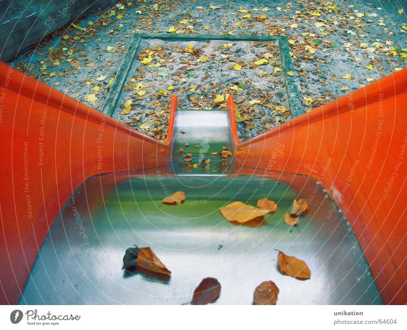 Rutschen-Geometrie Spielplatz Herbst Blatt rot Einsamkeit orange Traurigkeit