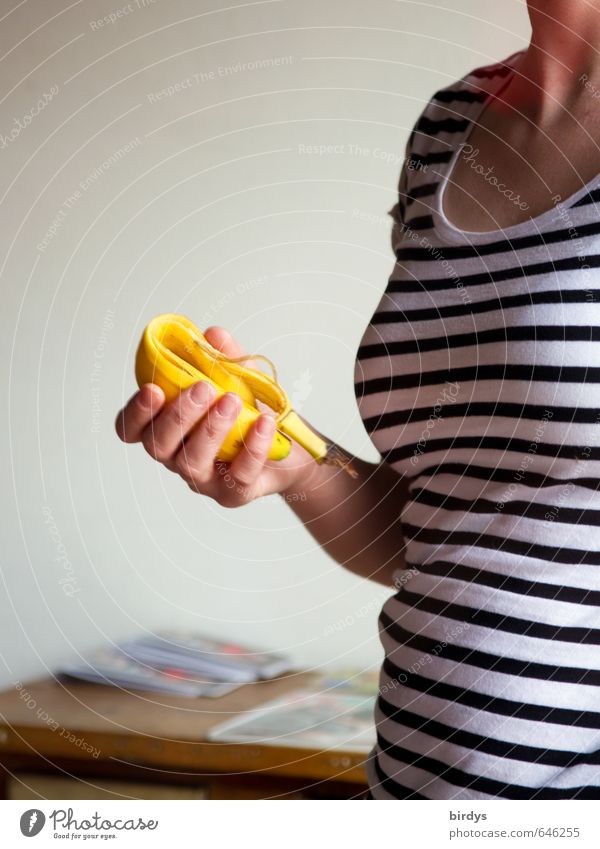 wie man eine Banane richtig faltet Gesunde Ernährung Arbeitsplatz Büro feminin Junge Frau Jugendliche Erwachsene Brust Hand Bauch 1 Mensch 18-30 Jahre