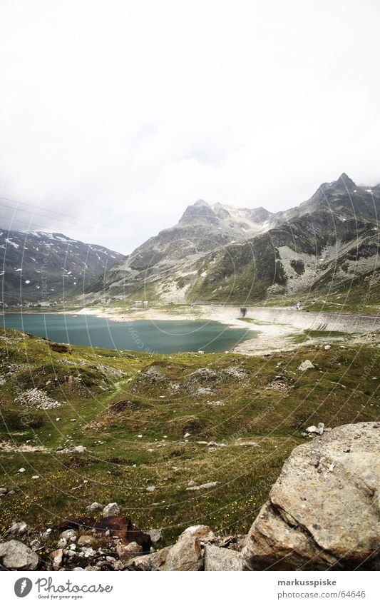 Lago di Montespluga 1901m alpin See Stausee Wiese grün türkis Schweiz Italien Meeresspiegel Wolken Berge u. Gebirge Felsen Schnee Alpen splügenpaß Himmel