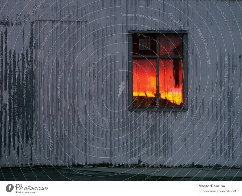 "Mama, der Himmel brennt!" Fenster Reflexion & Spiegelung Haus Wand Wellblech grau Gleichgültigkeit Putz Blech Fensterkreuz Holz wellig Wellen Lüftung rot