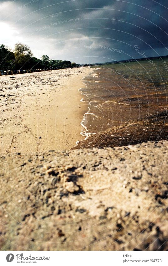 die ruhe vor dem sturm Unwetter Wolken Sturm Meer Strand grau Erwartung Wasser Sand unruhig Elektrizität