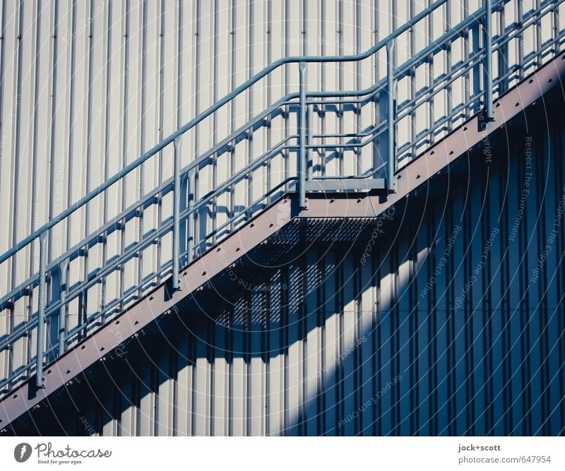 Aufstieg & Abstieg Treppe Treppengeländer Treppenabsatz Gitterrost Notausgang Metall Linie Streifen Wärme grau Einigkeit gleich kompetent modern Qualität Stil