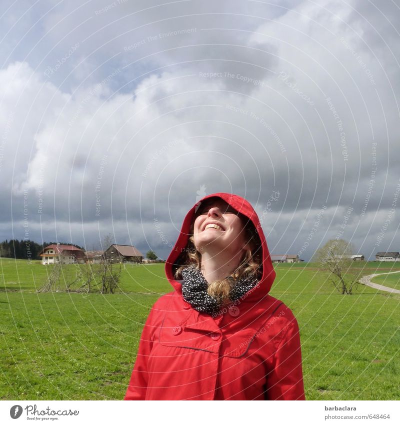 Wetter | Ich hab’s doch gewusst feminin Frau Erwachsene 1 Mensch 18-30 Jahre Jugendliche Umwelt Natur Landschaft Himmel Wolken Gewitterwolken Klima Regen Wiese