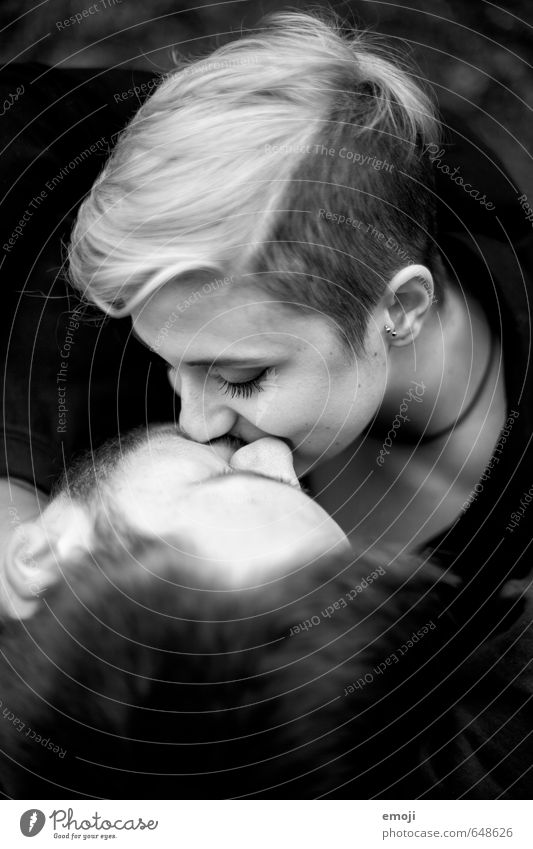 junges Paar küsst sich, Perspektive von oben, schwarzweiss maskulin feminin Junge Frau Jugendliche Junger Mann 2 Mensch 18-30 Jahre Erwachsene schön