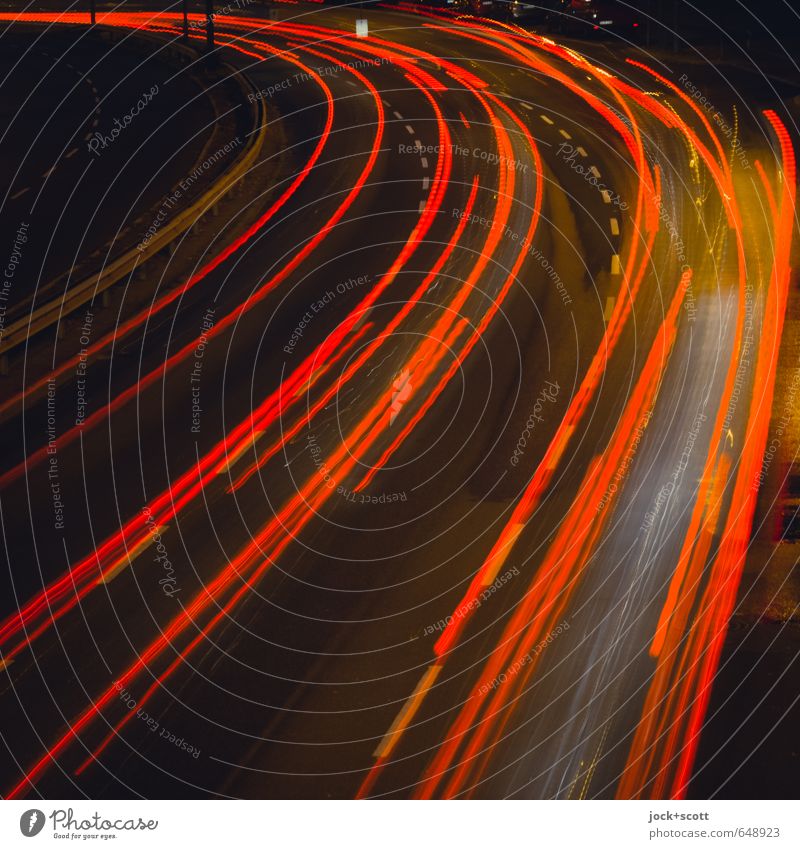 ausfahren & fortfahren Verkehrswege Straße Verkehrsschild PKW leuchten dunkel Geschwindigkeit rot Mobilität Leuchtspur leuchtende Farben Doppelbelichtung Kurve