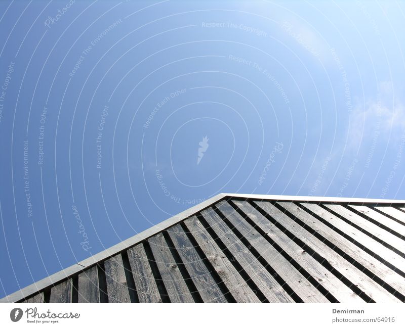 Gen Himmel... Richtung Sommer Haus schwarz Dach streben Pfeil Balken blau Hütte Perspektive Architektur