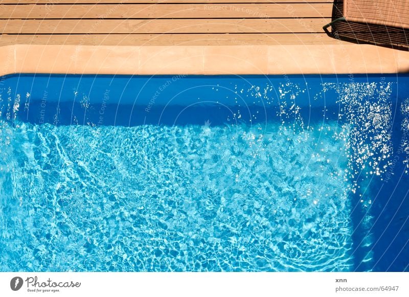 *Hüpf* Erholung Schwimmen & Baden Ferien & Urlaub & Reisen Sommer Sommerurlaub Schwimmbad Wasser Schönes Wetter Stein Holz Linie Streifen Flüssigkeit glänzend