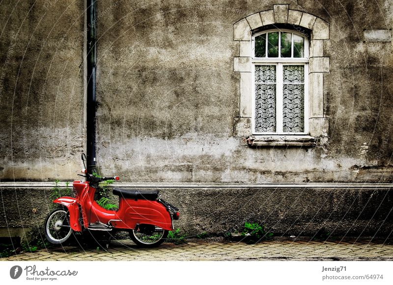 Stehngelassen. Kleinmotorrad Schwalben Haus Wand fahren rot Fenster retro Nostalgie Osten alt
