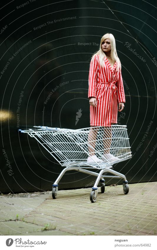 gekauft wie gesehen Einkaufswagen Ware Frau blond Mantel rot gestreift fassungslos sonderangebot erstart...