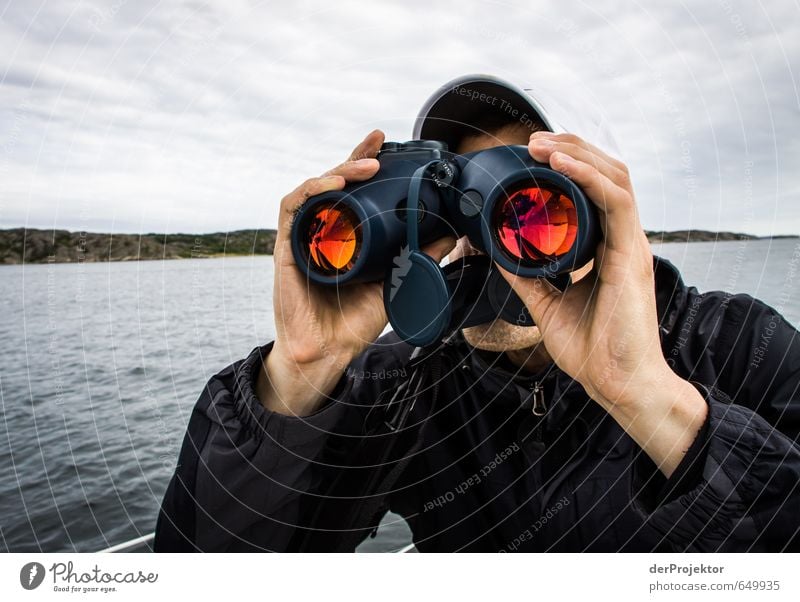 Junger Mann schaut mit Fernglas auf der Ostsee in Schweden Lifestyle Freizeit & Hobby Sport Segeln Mensch maskulin Jugendliche Kopf 1 18-30 Jahre Erwachsene