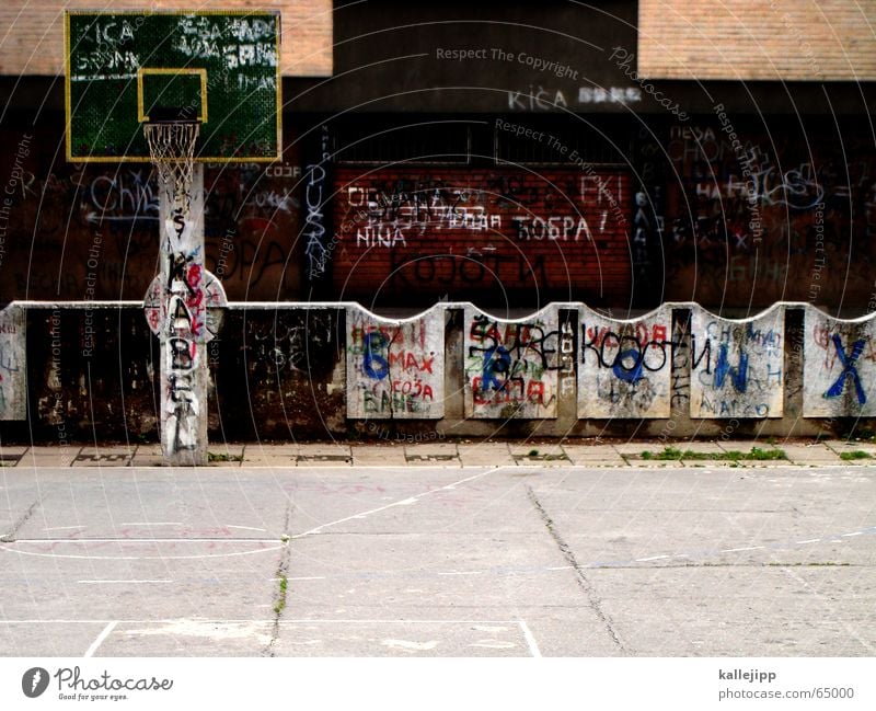 das runde muss in das runde Korb Spielfeld trist Trauer Ghetto Stadt leer Spielen dunkel Sport Traurigkeit Basketball Ball graffitti Raum kallejipp