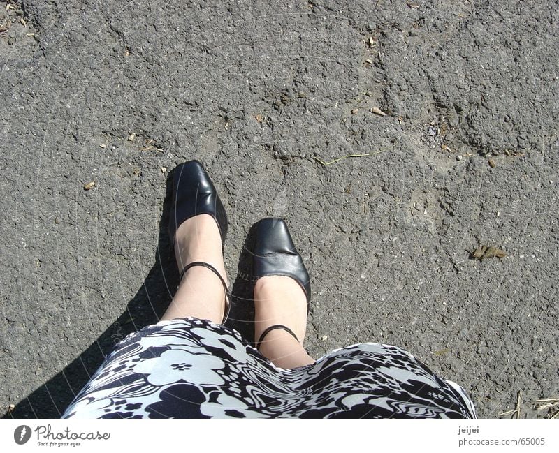 Füsse Schuhe Asphalt gehen stehen schwarz weiß unten groß Fuß jupe Straße Stein Wege & Pfade festhalten Schatten Loch edel elegant