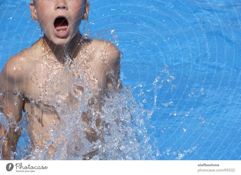 Auftaucher auftauchen atmen Schwimmbad spritzen Sommer Bad Kind Schwimmen & Baden Wasser Junge oben Wassertropfen