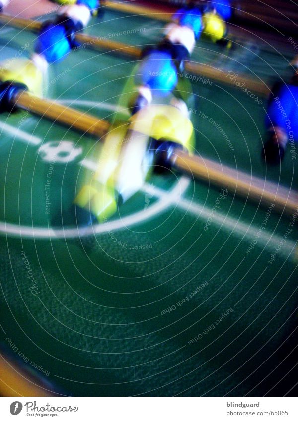 Ich dreh noch durch Tischfußball drehen Spielen Freizeit & Hobby grün gelb Sport blau Bewegung Stab Bewegungsunschärfe Drehung gedreht Unschärfe Geschwindigkeit