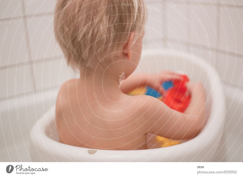 Kind spielt in der Badewanne Spielen Kinderspiel Häusliches Leben Wohnung Mensch Kleinkind Familie & Verwandtschaft Kindheit Körper Haut 1 1-3 Jahre 3-8 Jahre