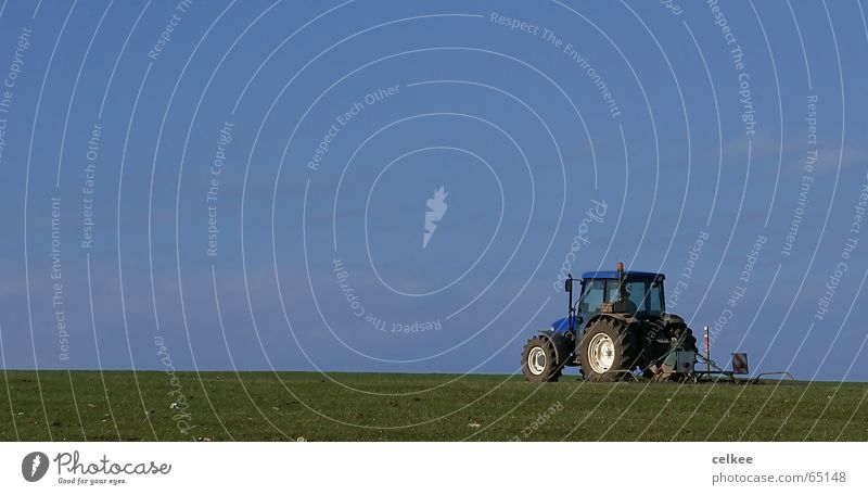 einsamer Traktor Einsamkeit Landwirtschaft langsam Himmel blau ziehen
