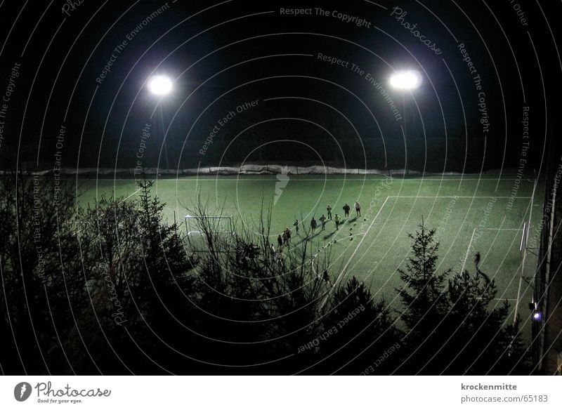 Die Angst des Torwarts beim Elfmeter Nacht Flutlicht Fußball Rasen penalty