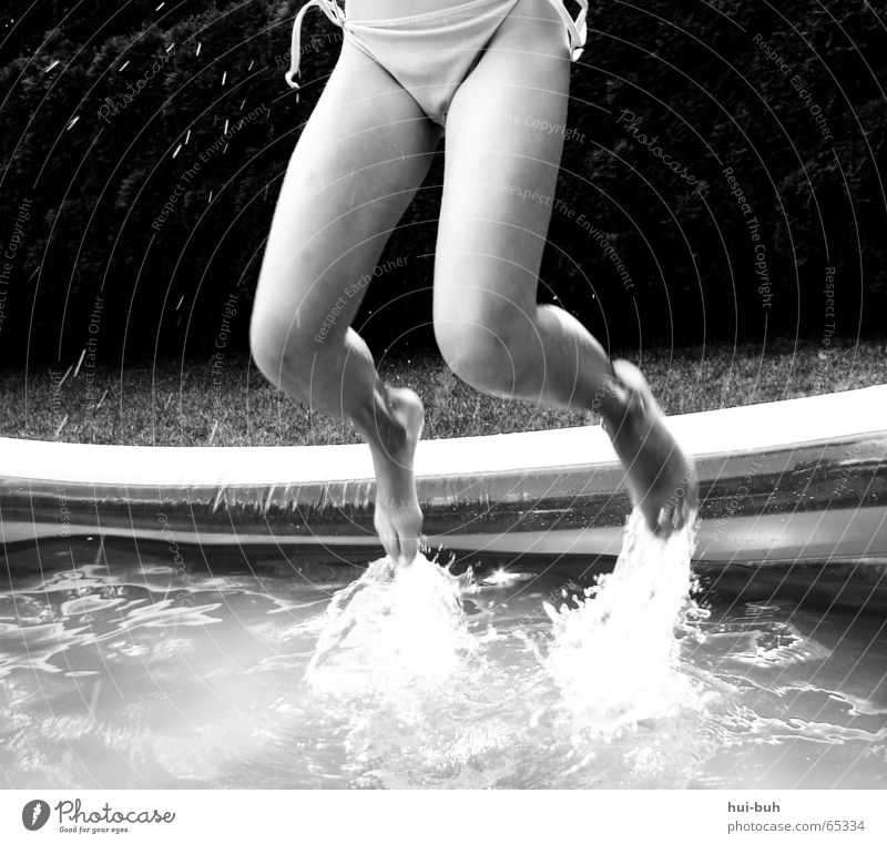 hoch hinaus Schwimmbad hüpfen Gras Zehen Badehose Bikini Wand Wellen springen Wasser Mensch Fuß Beine spritzen untrehose Barfuß