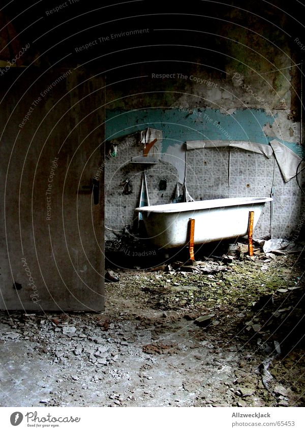 Bad-Trip Raum verwüstet chaotisch dreckig Badewanne rustikal Rost Bauschutt Müll Tapete kaputt Trauer Einsamkeit unordentlich schädlich Innenaufnahme gruselig