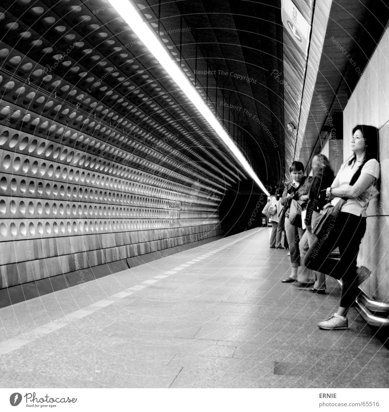 Tunnelblick Prag U-Bahn London Underground Untergrund Licht Lampe Design Japan Wand Mensch Stadt Verkehr Fliesen u. Kacheln warten anlehnen Bodenbelag