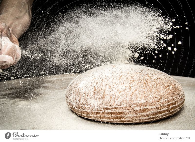Zuckerbrot und ... Brot Mehl Bäckerei werfen authentisch frisch lecker rund braun schwarz weiß verteilen Leichtigkeit Handarbeit Handwerk Schneefall Ernährung