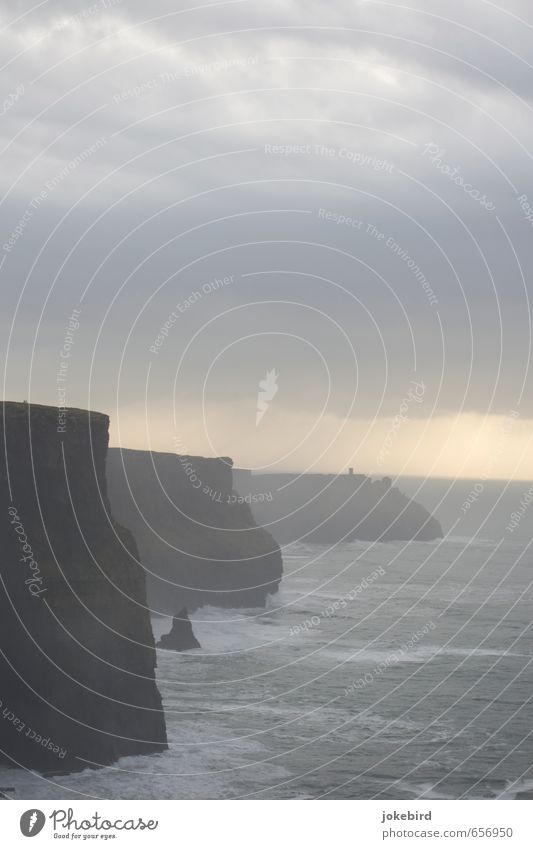 Cliffs of Moher Wolken schlechtes Wetter Sturm Wellen Küste Meer Atlantik Brand Klippe grau Republik Irland Farbfoto Gedeckte Farben Außenaufnahme Menschenleer