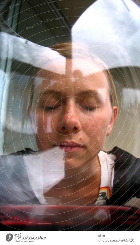 Portrait einer Frau durch ein Weinglas Rotwein Reflexion & Spiegelung Denken Balkon Glas nachdenken
