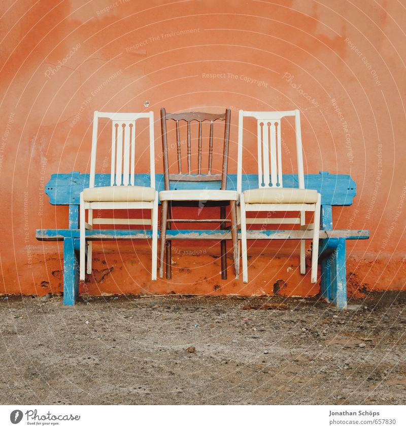 Bankbestuhlung Fassade blau orange weiß mehrfarbig Farbe Farbenwelt Stuhl Stuhlreihe 3 Wand Spanien Teneriffa Kanaren südländisch Wärme Freundlichkeit besetzen