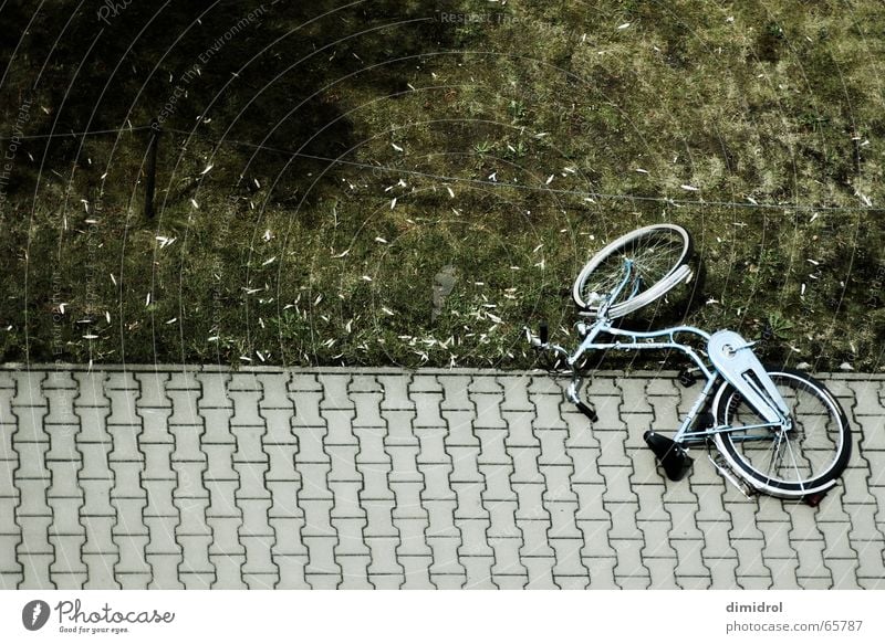 Just a Bike Fahrrad liegen kaputt Straße graß