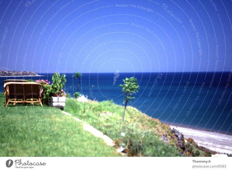 Nirgendwo in Griechenland Meer Hügel Europa Bank mit Tisch Blauer Himmel