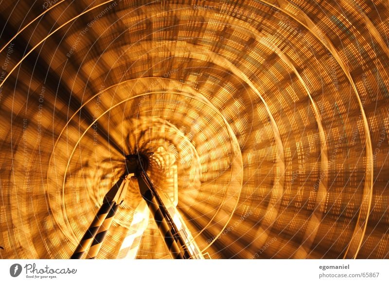 Die Quadratur des Kreises Jahrmarkt Riesenrad rund Licht Nacht Langzeitbelichtung