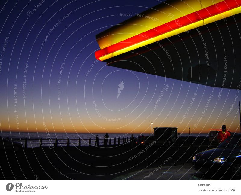 tankstelle mit meerblick Tankstelle Kapstadt Sonnenuntergang Horizont rot gelb Kitsch Meer Himmel