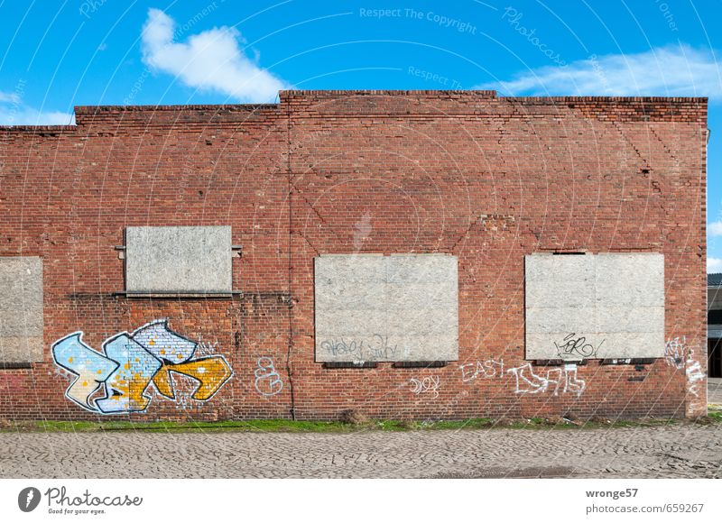 Textfreiraum | Dreieinhalb Magdeburg Deutschland Europa Stadt Stadtrand Menschenleer Haus Industrieanlage Bauwerk Lagerhalle Mauer Wand Fassade Fenster Graffiti
