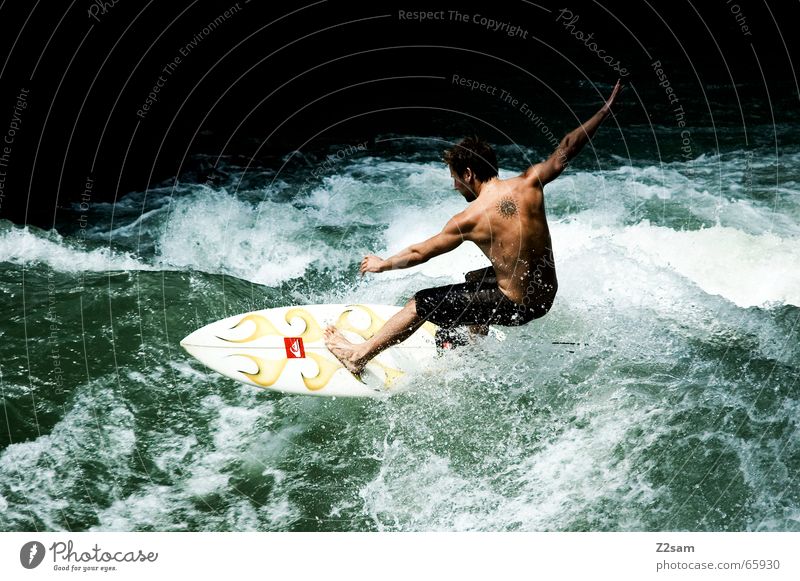 Citysurfer II Surfer Wassersport Winter kalt Anzug Neopren Surfen Wellen Stil München Zufriedenheit nass Sport grün Mann lässig Körperhaltung Funsport Mensch