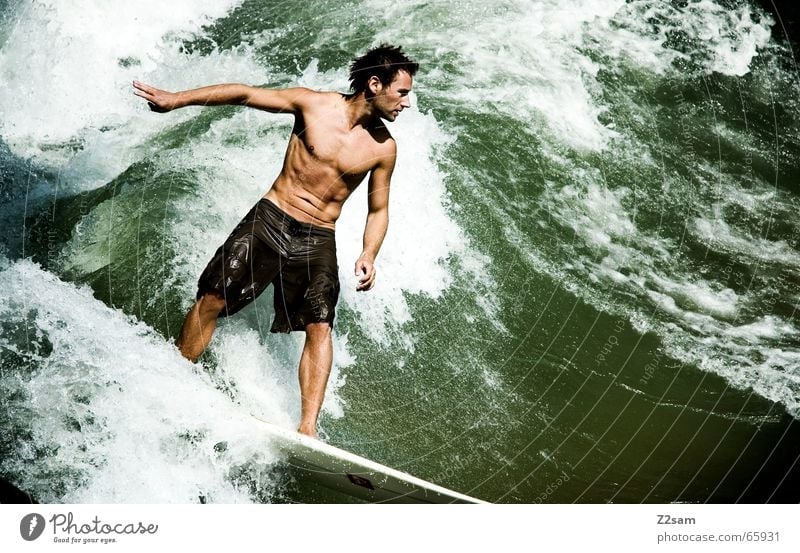 Citysurfer III Surfer Wassersport Surfen Wellen Stil München Zufriedenheit nass Sport grün Mann lässig Körperhaltung Mensch Funsport spritzen Wassertropfen