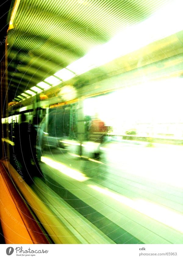 Mit dem Zug unterwegs lV Ferien & Urlaub & Reisen wegfahren kommen Ankunft Bahnsteig Station Durchreise Licht Unschärfe Bewegungsunschärfe Geschwindigkeit