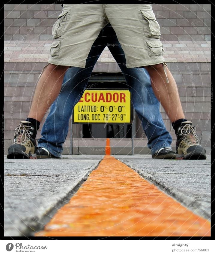 auf beiden Erdhalbkugeln Ecuador Südamerika Grenze Nordhalbkugel Südhalbkugel Äquator erdhalbkugeln Beine