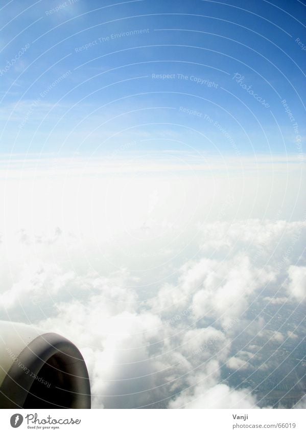 X35184 Wolken Ferien & Urlaub & Reisen Flugzeug Fernweh Heimweh Sehnsucht unterwegs Luft Fensterplatz Aussicht Flughafen Luftverkehr Himmel Ausflug