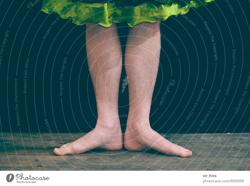 STUDIO TOUR | Stachelbärchen elegant Haare & Frisuren maskulin feminin androgyn Haut Beine Fuß Balletttänzer Bühne stehen Tanzen warten ästhetisch Kitsch